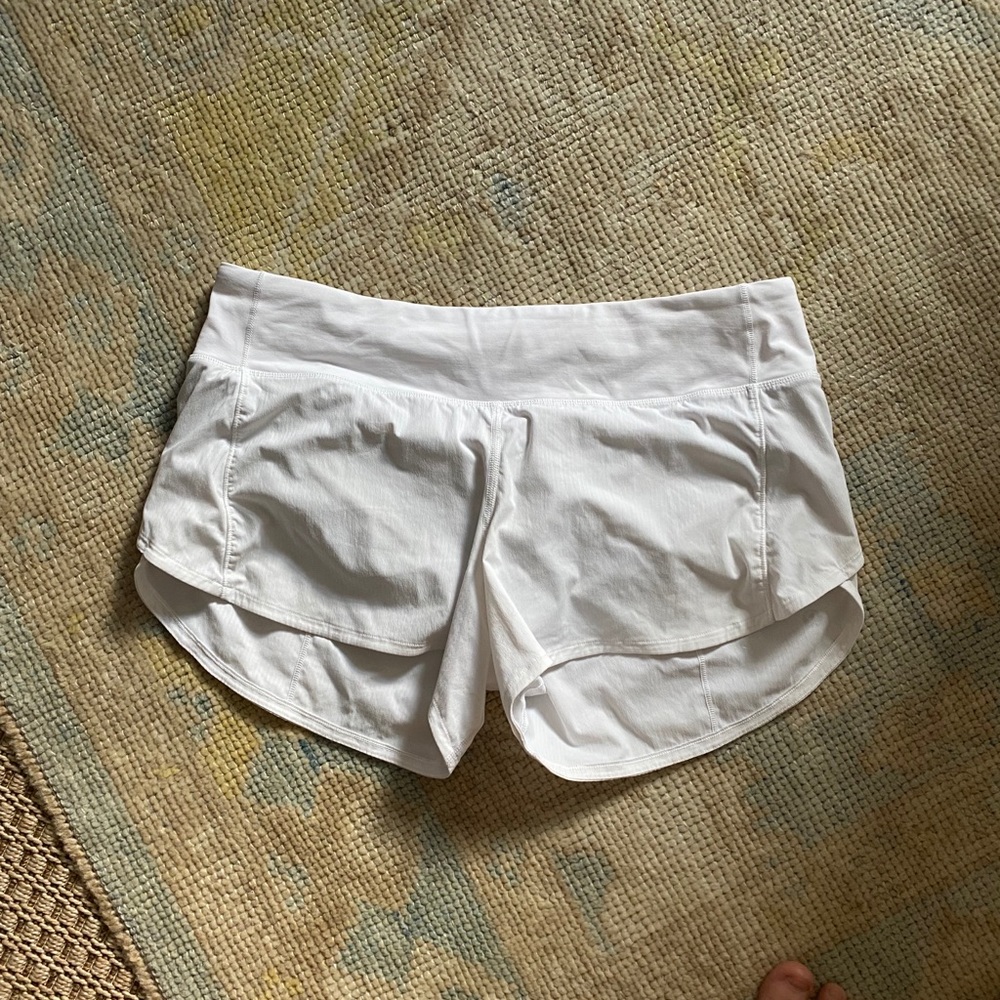 Lulu white 2.5 in inseam tracker shorts
